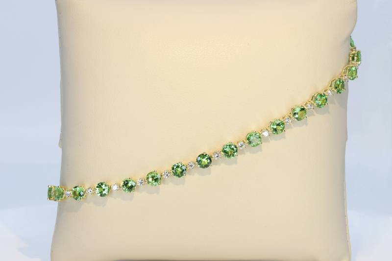 Bracelet or jaune, tsavorites et diamants