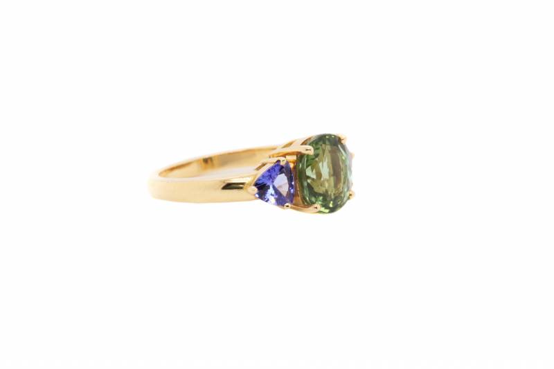 Bague or jaune, tourmaline verte et tanzanites