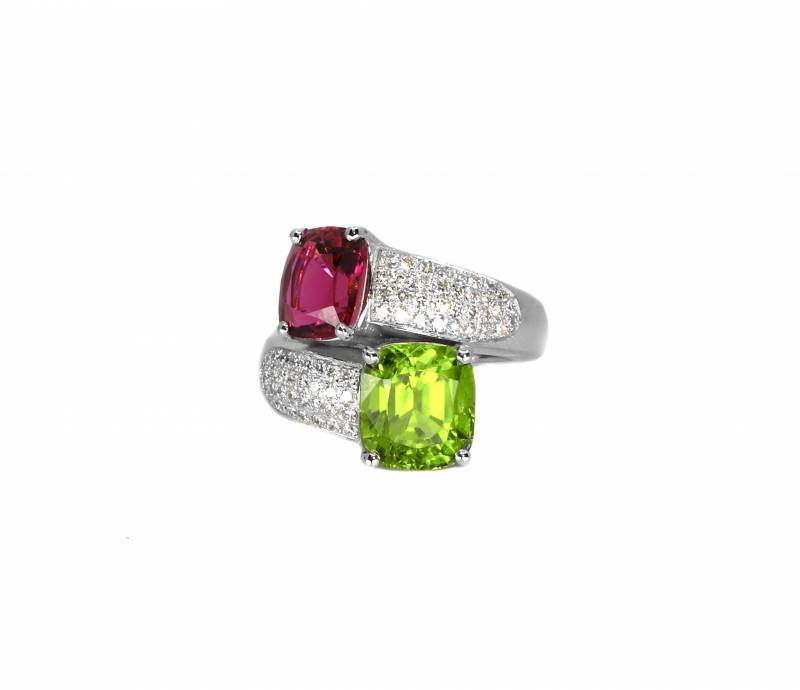 Bague vous et moi diamants, or blanc, rubellite, péridots, elen larcebeau, bordeaux, creation unique, pierres de couleurs, 18k, artisan, fiancailles, diamants