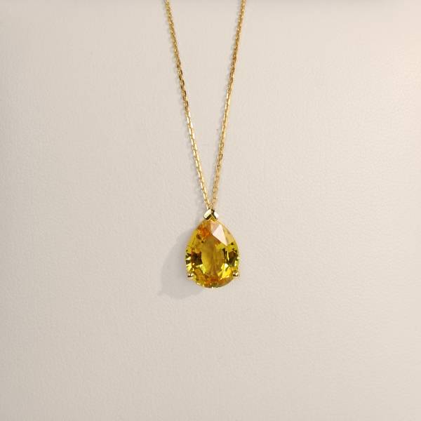 Pendentif saphir jaune, or jaune, collier, virgilemahe, joaillerie, pierre de couleurs, pendentif poire, or jaune, création unique, joaillerie